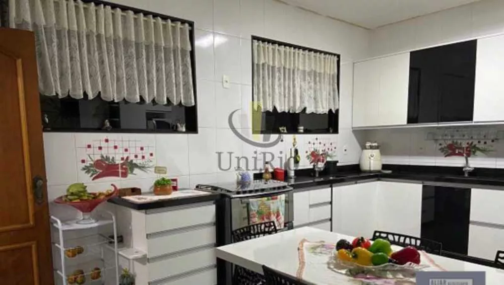 Casa, 4 quartos, 248 m² - Foto 1