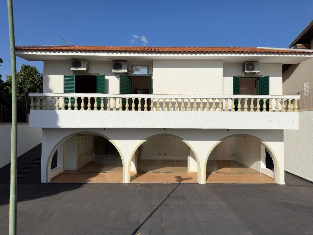 Casa à venda e aluguel com 3 quartos, 400m² - Foto 1