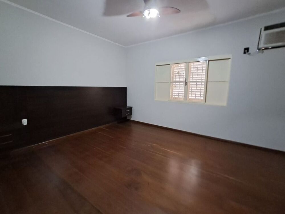 Casa à venda e aluguel com 4 quartos, 550m² - Foto 1