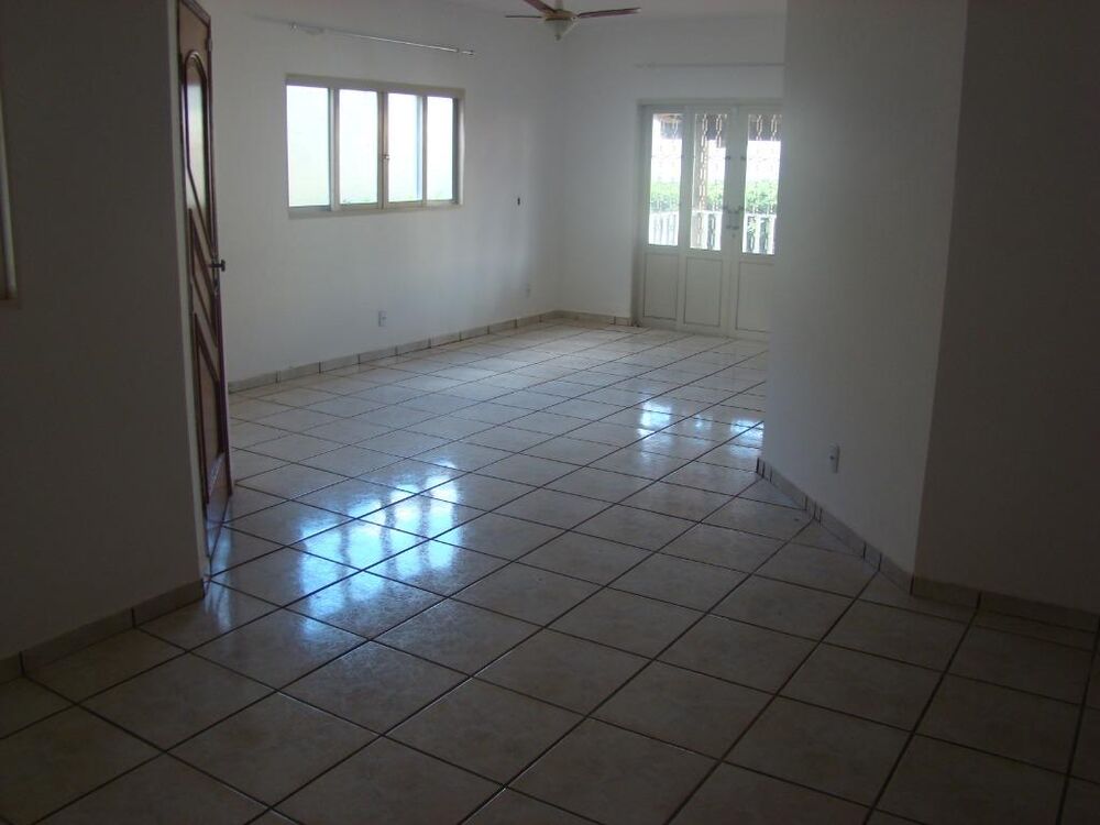 Casa para alugar com 3 quartos, 238m² - Foto 1