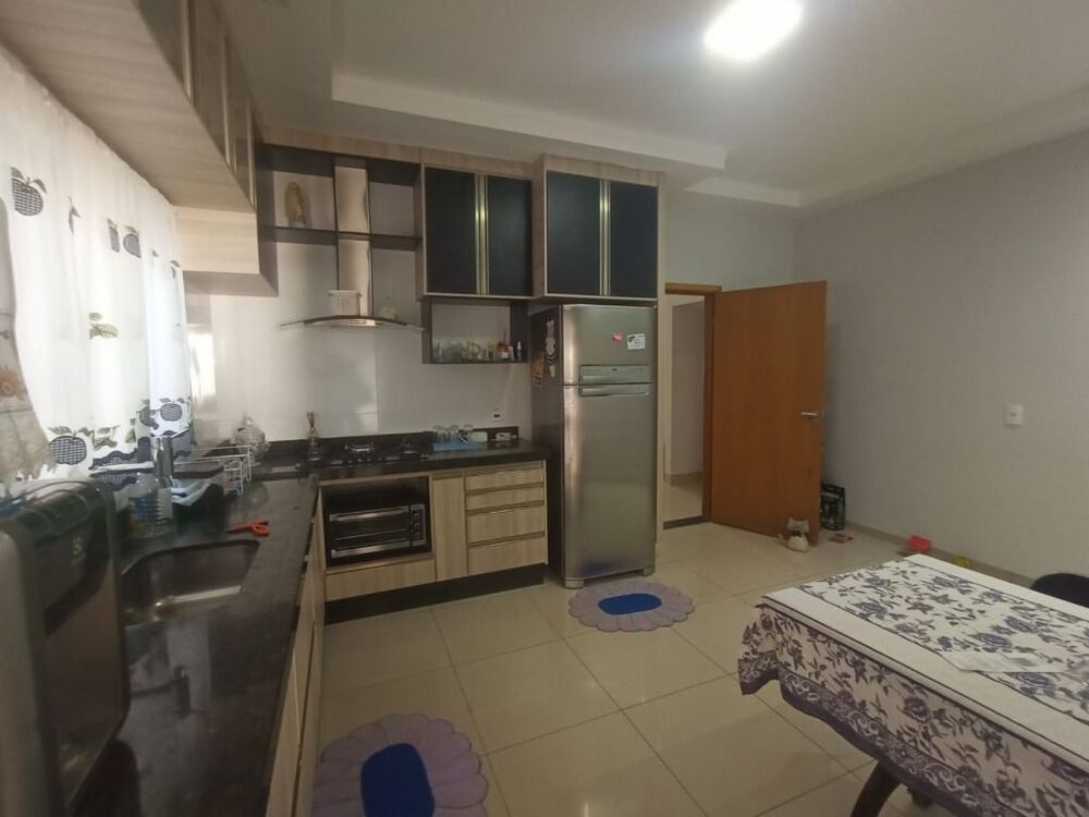 Casa à venda com 3 quartos, 225m² - Foto 2