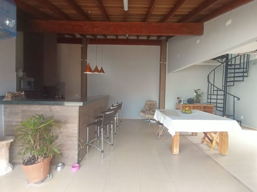 Casa à venda com 3 quartos, 225m² - Foto 1