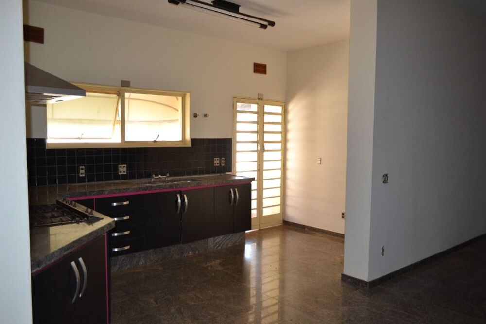 Casa à venda e aluguel com 4 quartos, 645m² - Foto 1