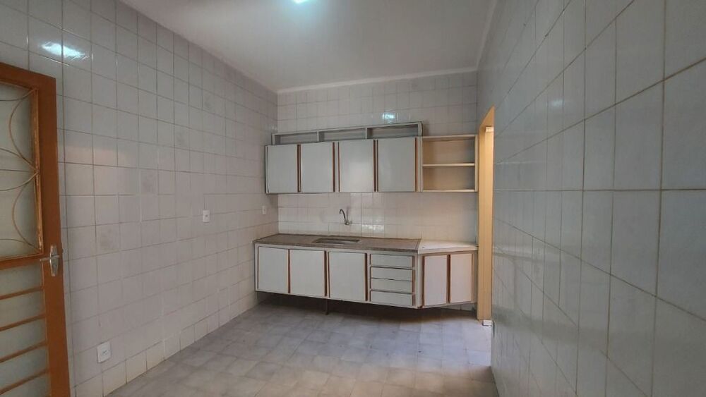 Casa à venda com 3 quartos, 223m² - Foto 2