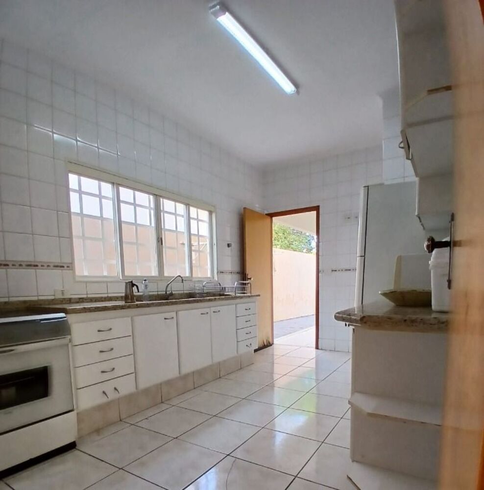 Casa à venda com 3 quartos, 300m² - Foto 2