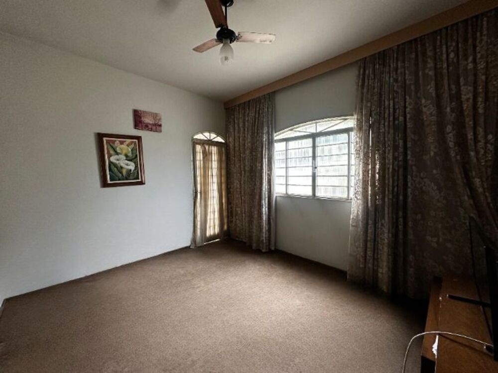 Casa à venda com 3 quartos, 183m² - Foto 1