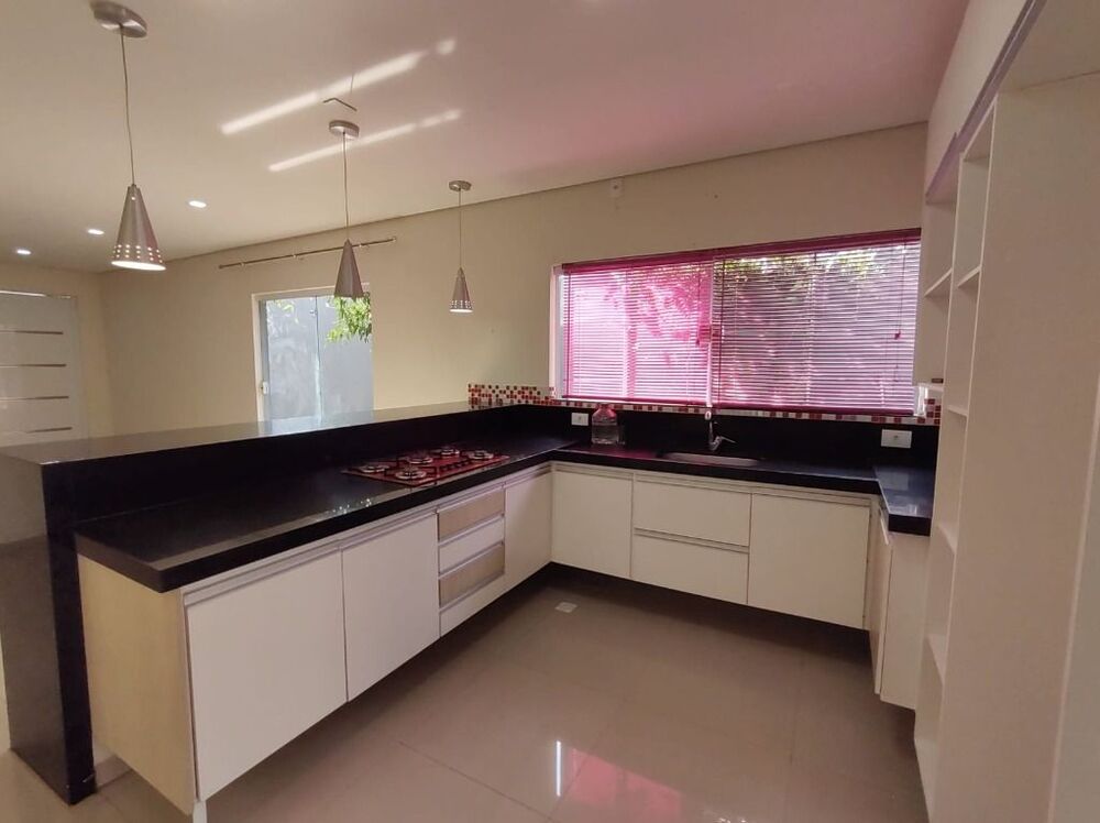 Casa de Condomínio à venda com 3 quartos, 284m² - Foto 1