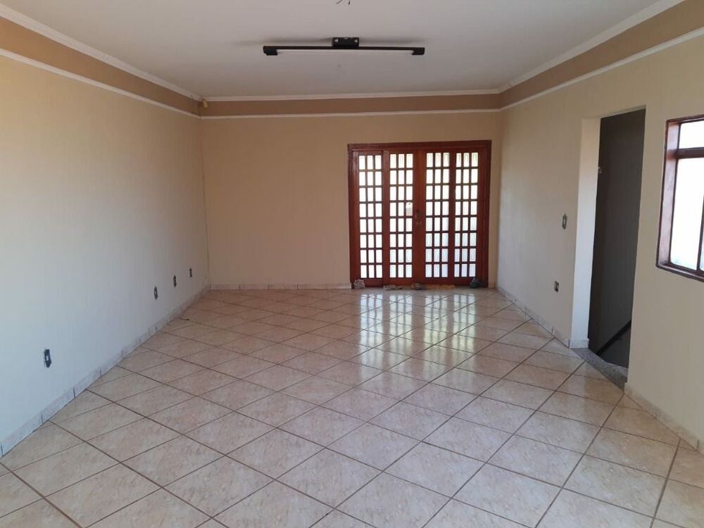 Casa à venda com 5 quartos, 240m² - Foto 3