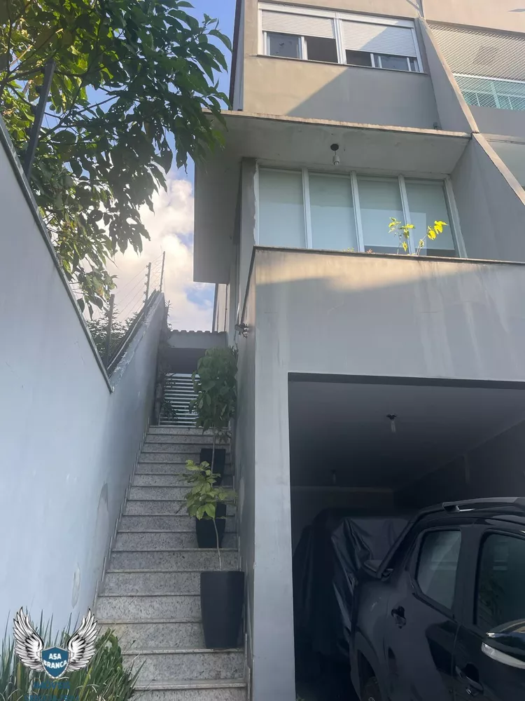 Sobrado à venda com 4 quartos, 210m² - Foto 1