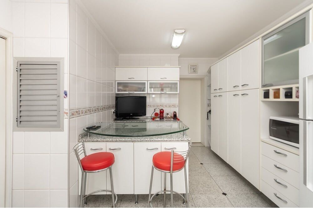 Apartamento à venda com 3 quartos, 158m² - Foto 2