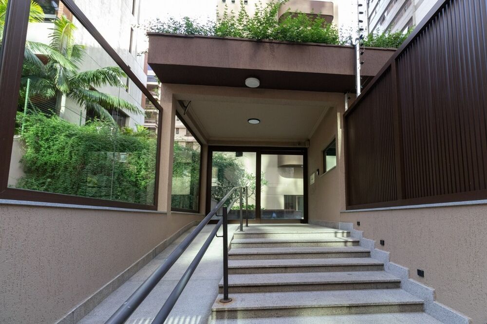 Apartamento à venda com 3 quartos, 209m² - Foto 2