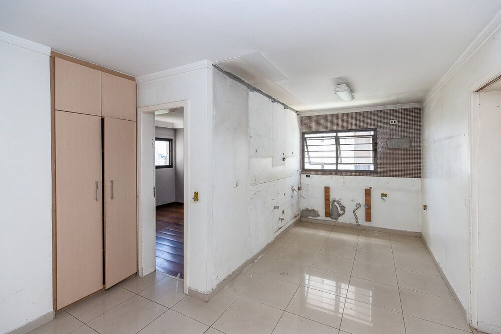 Apartamento à venda com 3 quartos, 175m² - Foto 2