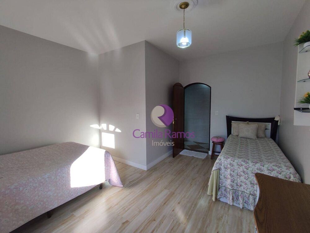 Casa à venda com 4 quartos, 197m² - Foto 1