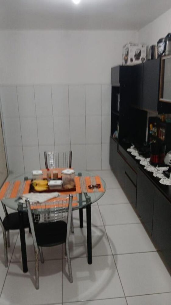 Casa à venda com 6 quartos, 200m² - Foto 1