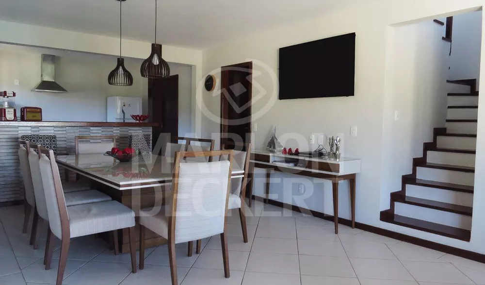 Casa à venda com 6 quartos, 242m² - Foto 4