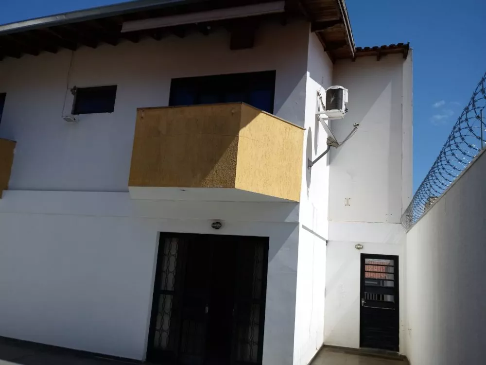 Casa à venda com 4 quartos, 258m² - Foto 1