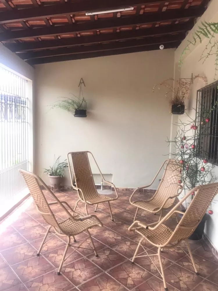 Casa à venda com 3 quartos, 237m² - Foto 1