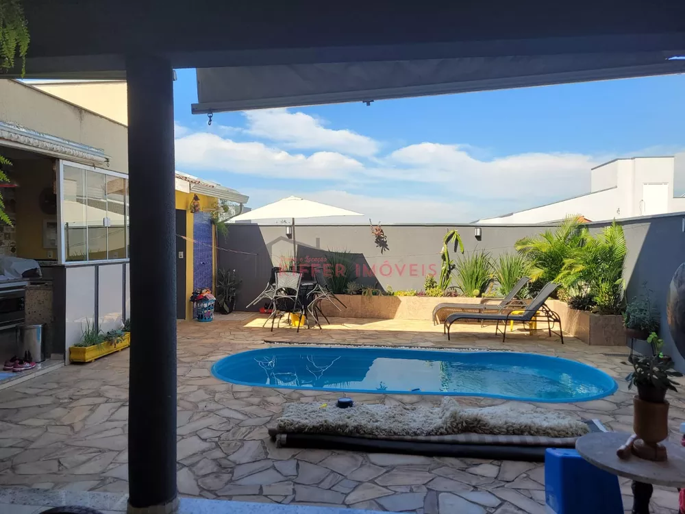 Casa de Condomínio à venda com 3 quartos, 208m² - Foto 1