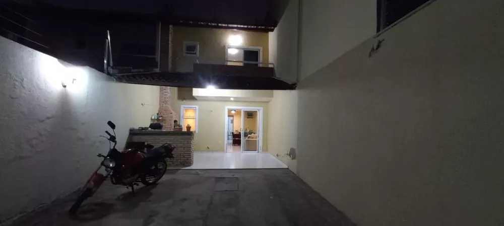 Casa à venda com 3 quartos, 108m² - Foto 1