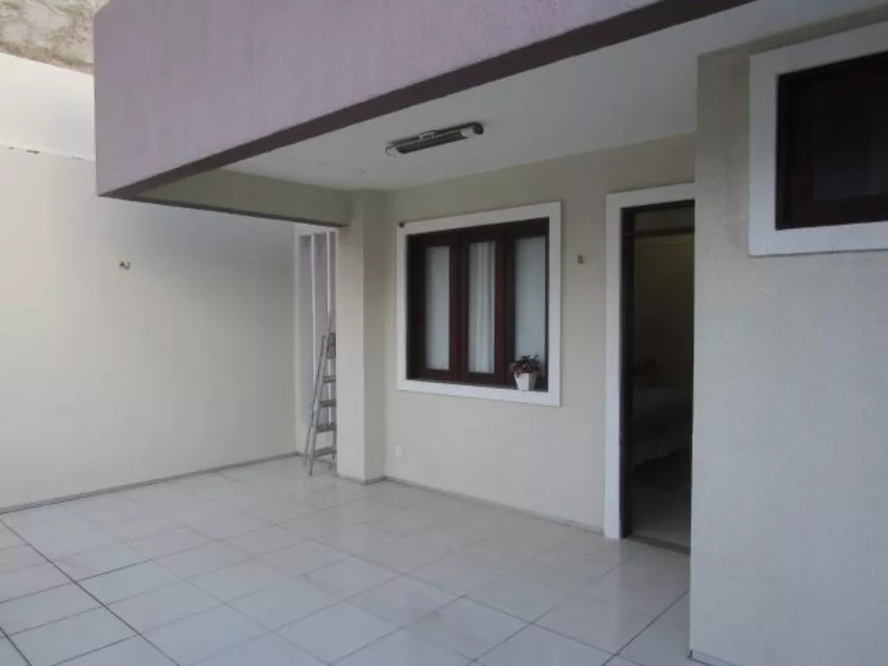 Casa à venda com 4 quartos, 315m² - Foto 2