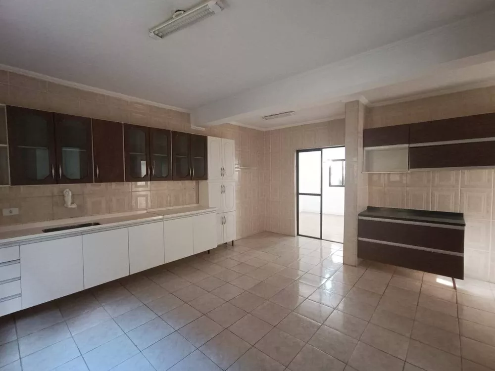 Casa para alugar com 5 quartos, 340m² - Foto 4