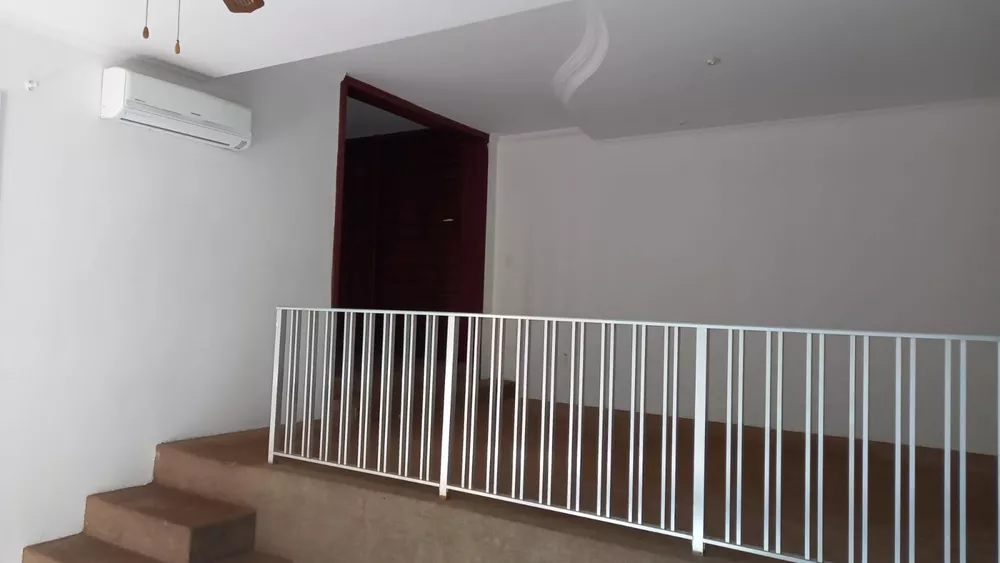 Casa para alugar com 3 quartos, 300m² - Foto 2