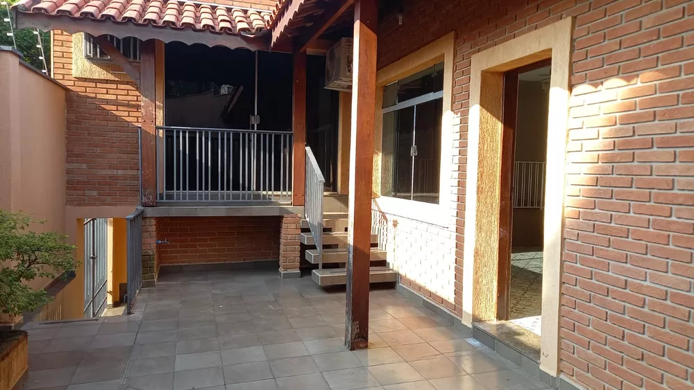 Casa para alugar com 3 quartos, 300m² - Foto 1