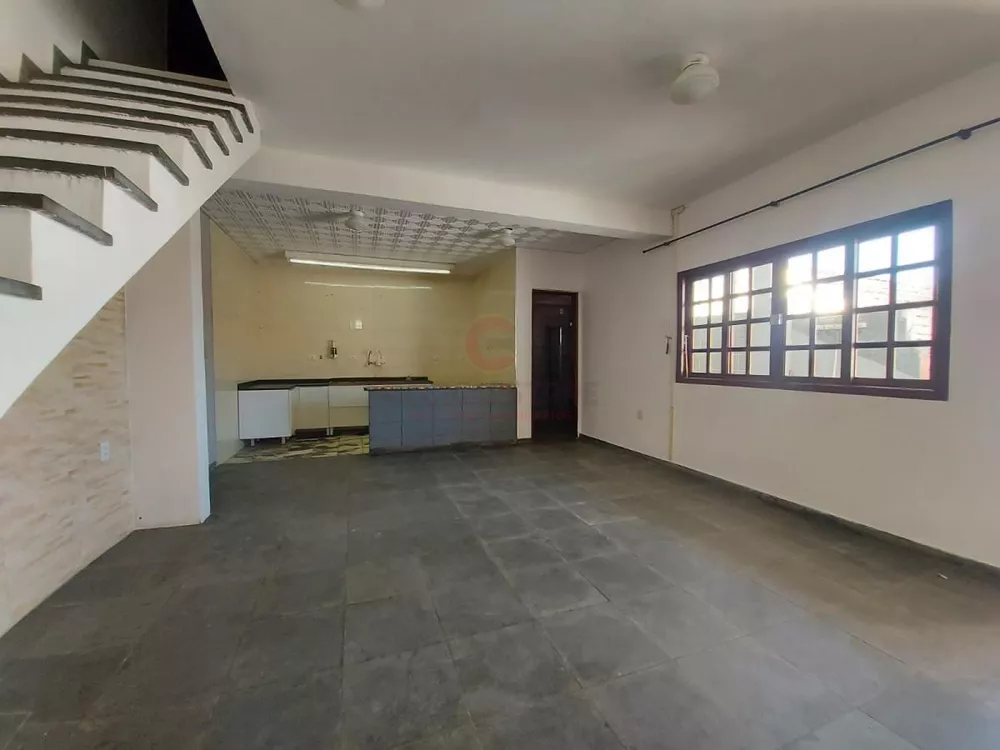 Casa à venda com 2 quartos, 108m² - Foto 2