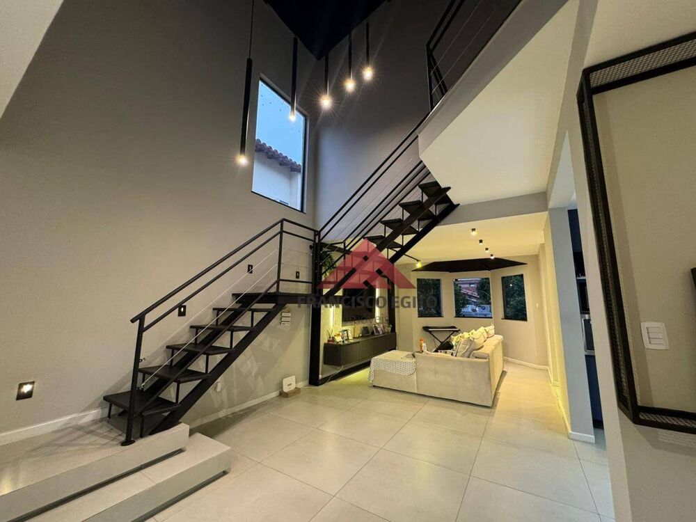 Casa à venda com 5 quartos, 289m² - Foto 1