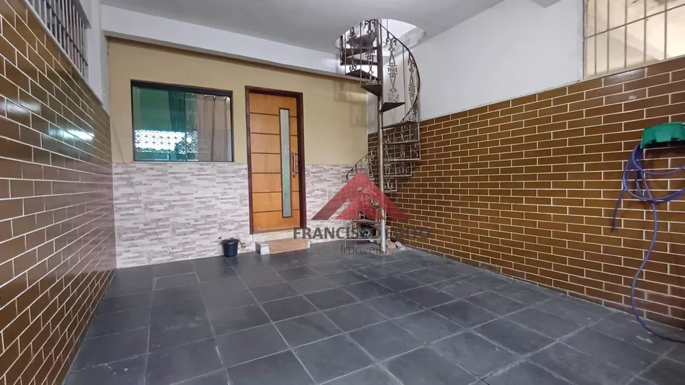 Casa à venda com 3 quartos, 120m² - Foto 1