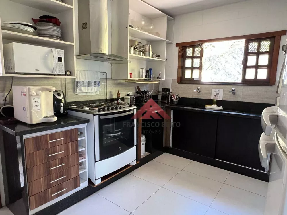 Casa de Condomínio à venda com 4 quartos, 300m² - Foto 2