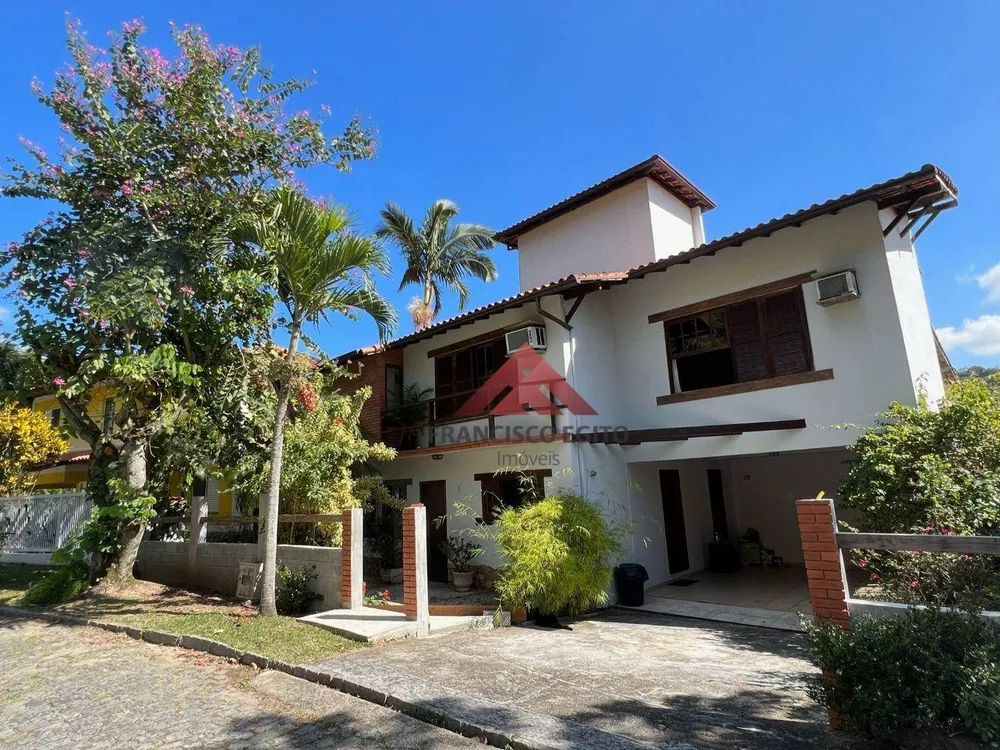 Casa de Condomínio à venda com 4 quartos, 300m² - Foto 1