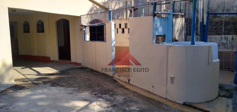 Casa à venda com 3 quartos, 241m² - Foto 1