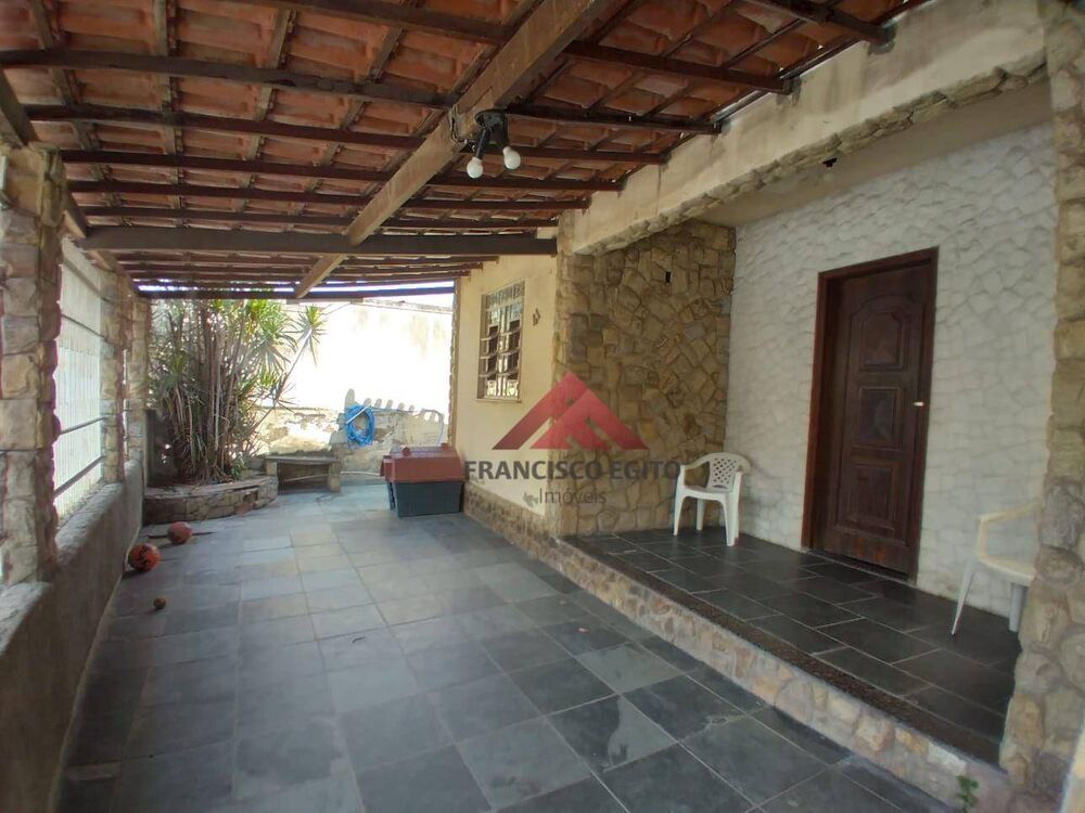 Casa à venda com 4 quartos, 126m² - Foto 2