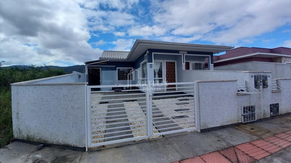 Casa à venda com 2 quartos, 80m² - Foto 1