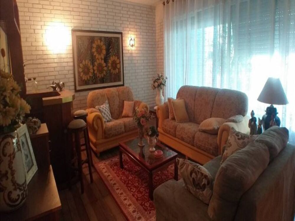 Casa à venda com 3 quartos, 218m² - Foto 1