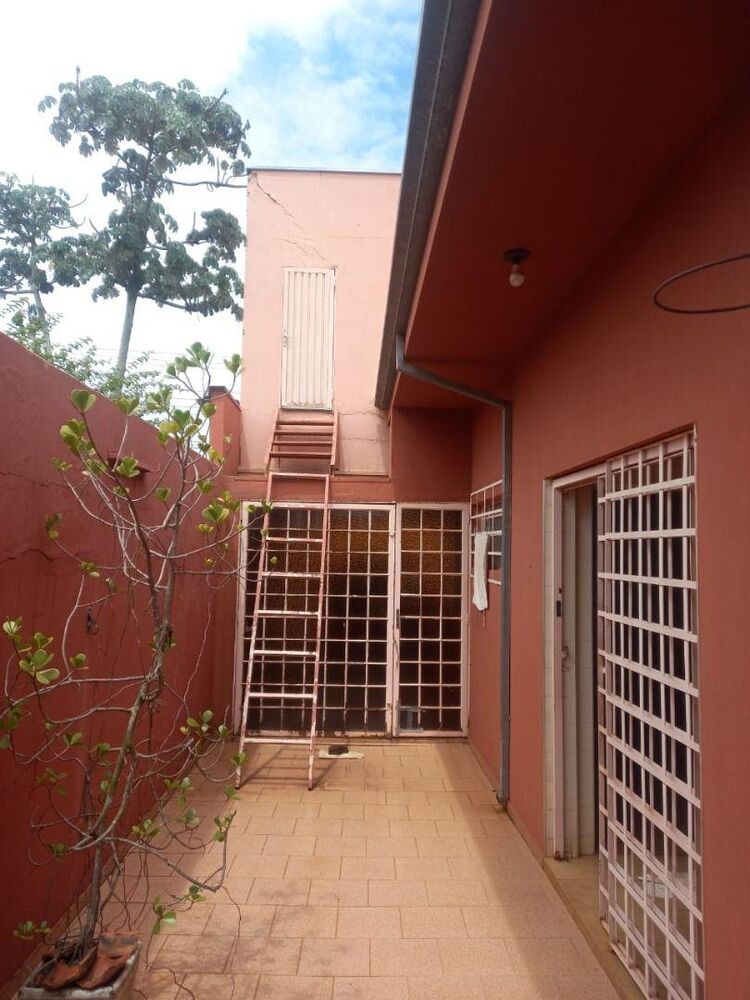 Casa para alugar com 2 quartos, 300m² - Foto 1