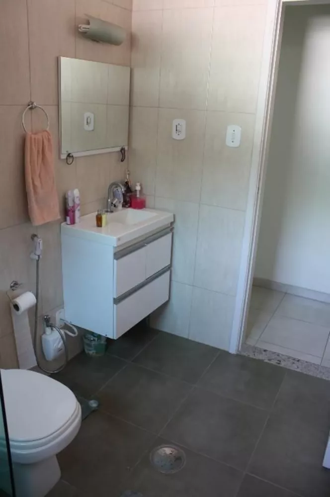 Casa à venda com 4 quartos, 250m² - Foto 1