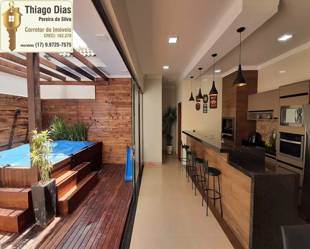 Casa à venda com 3 quartos, 233m² - Foto 1