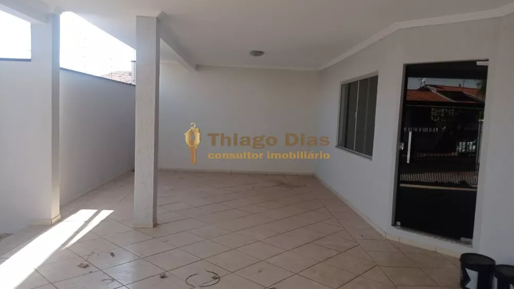 Casa à venda com 3 quartos, 226m² - Foto 1