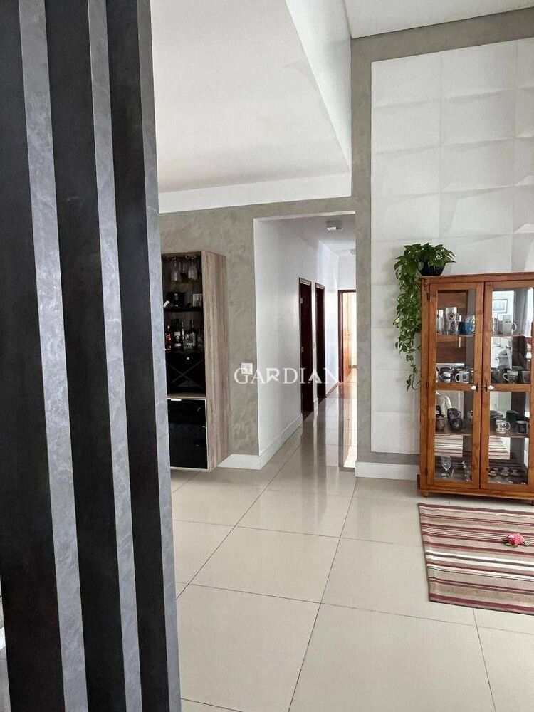 Casa de Condomínio à venda com 3 quartos, 219m² - Foto 2