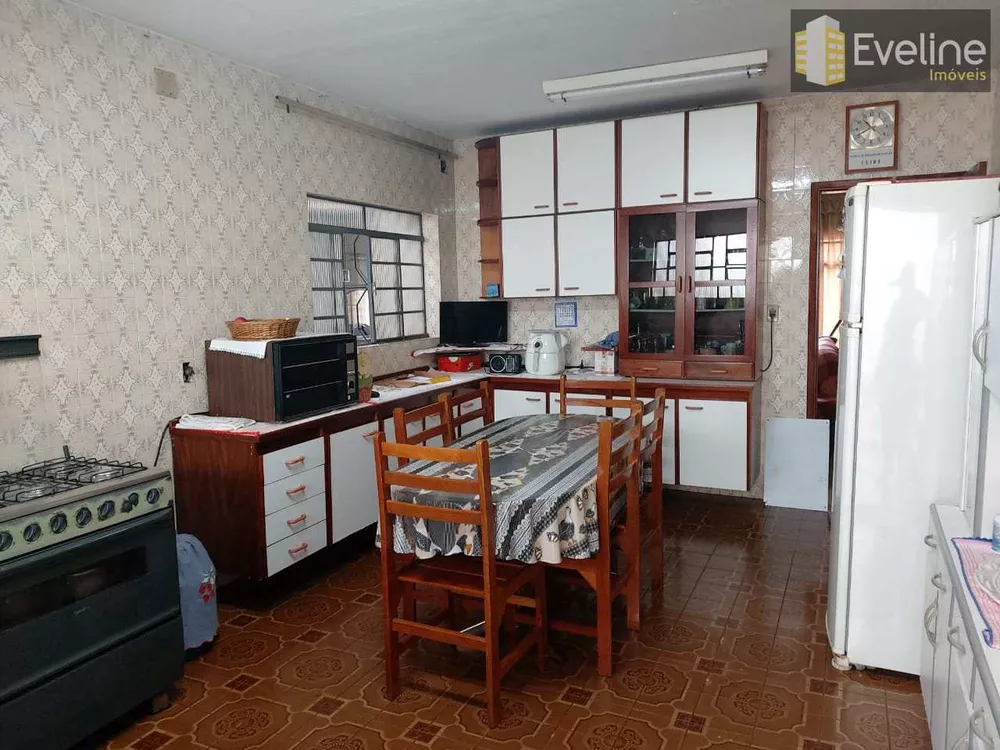 Casa à venda com 3 quartos, 198m² - Foto 1