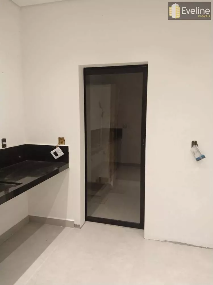 Casa de Condomínio à venda com 3 quartos, 228m² - Foto 4