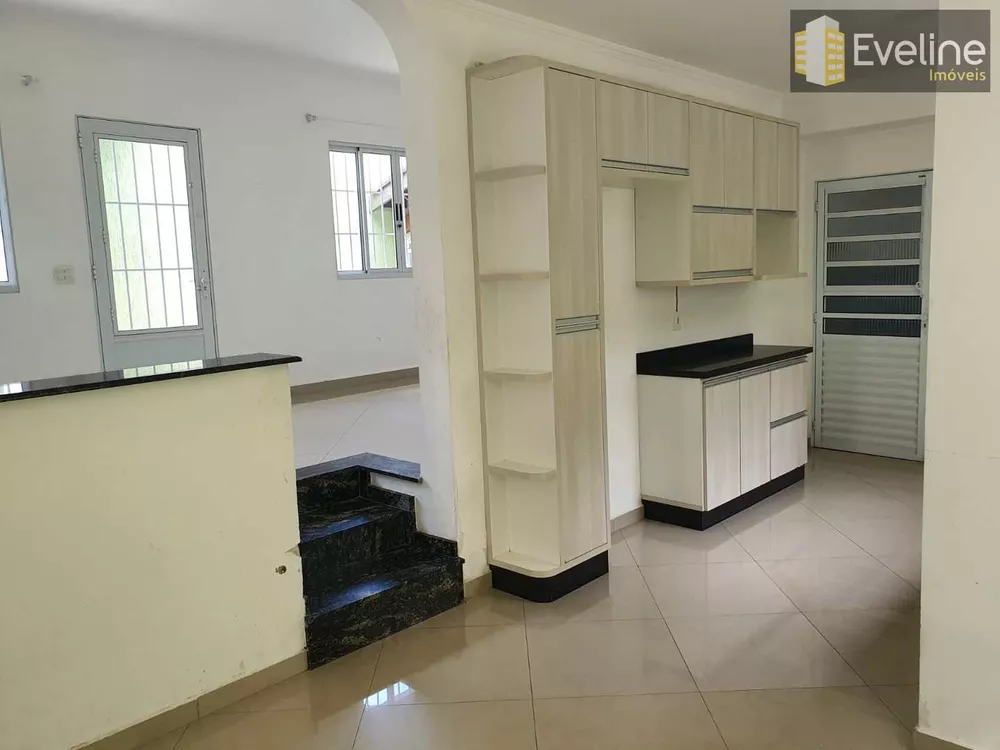 Casa à venda com 3 quartos, 212m² - Foto 1