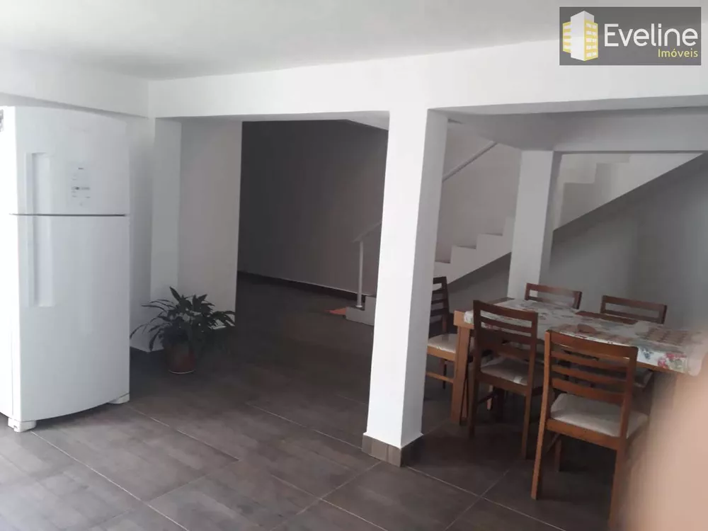 Casa à venda com 3 quartos, 237m² - Foto 1