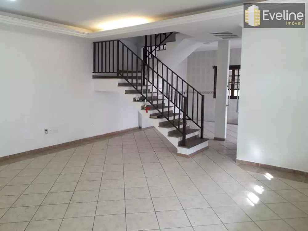 Casa à venda com 3 quartos, 217m² - Foto 1