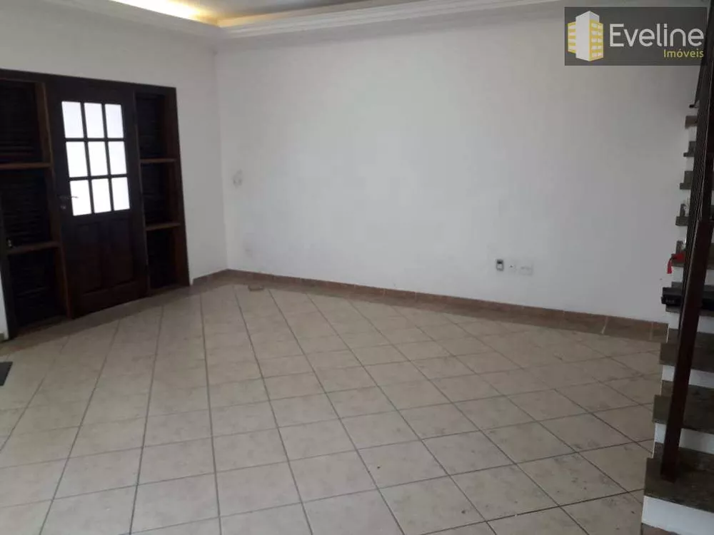 Casa à venda com 3 quartos, 217m² - Foto 2