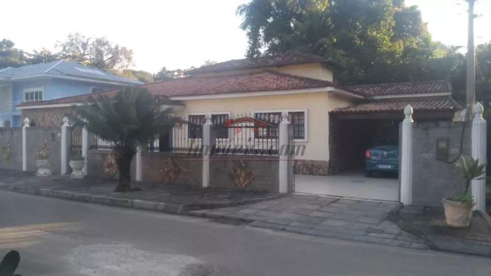 Casa de Condomínio à venda com 4 quartos, 320m² - Foto 1