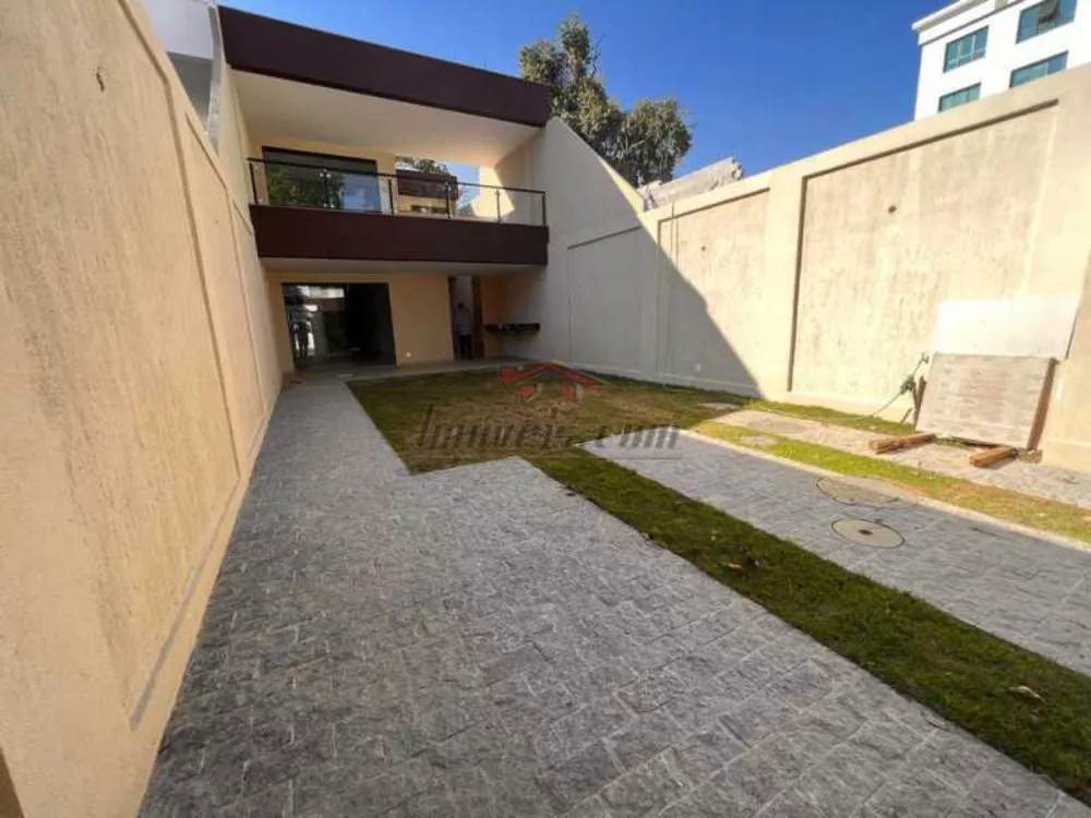 Casa de Condomínio à venda com 5 quartos, 180m² - Foto 1