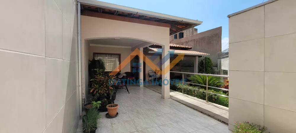 Casa à venda com 3 quartos, 258m² - Foto 1